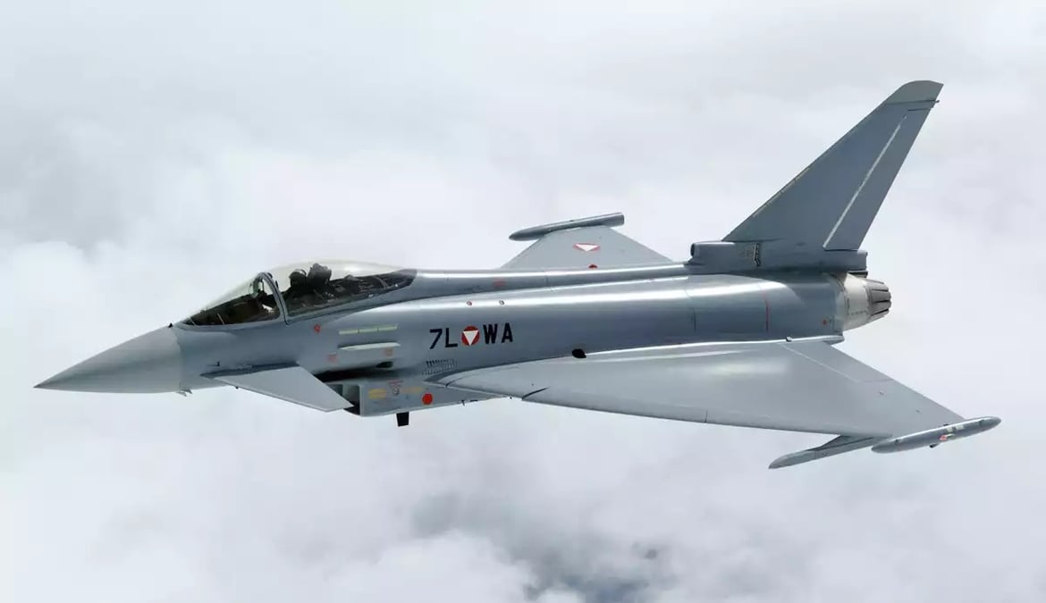 Le premier Eurofighter autrichien au dessus de la base aérienne de Zwelteg, en Autriche.