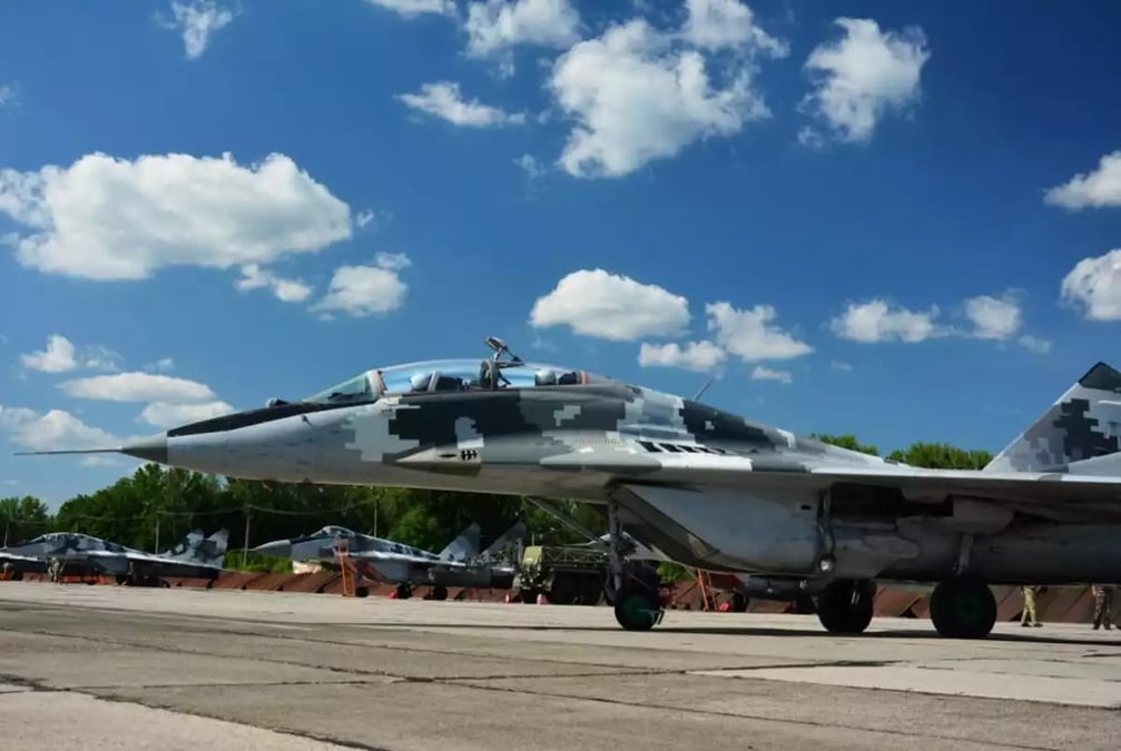 Plusieurs MiG-29 alignés sur leur parking.