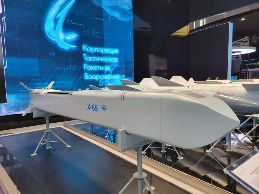 Le nouveau missile russe Kh-69, ici photographié à l'exposition Army 2022, non-loin de Moscou.