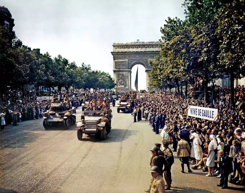 Des éléments de la 2ème division blindée durant la descente des Champs-Élysées du 26 août 1944.