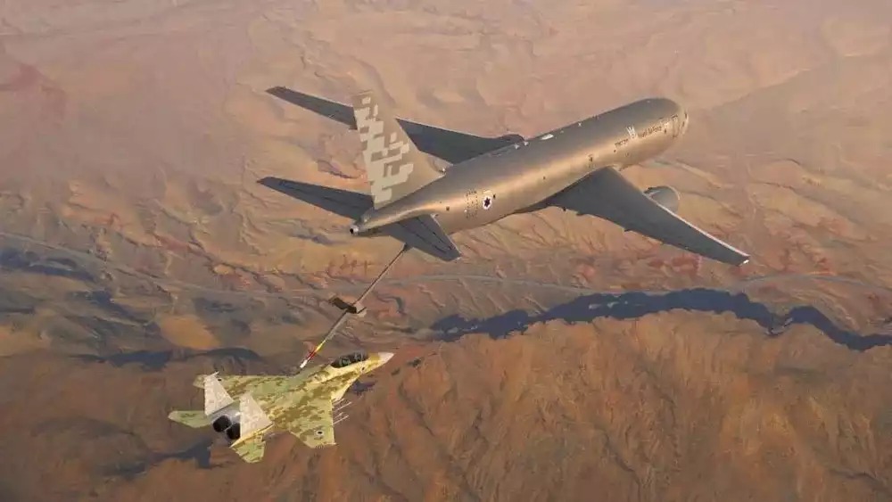 Image de synthèse d'un KC-46A Pegasus en train de ravitailler un F-15 israélien.