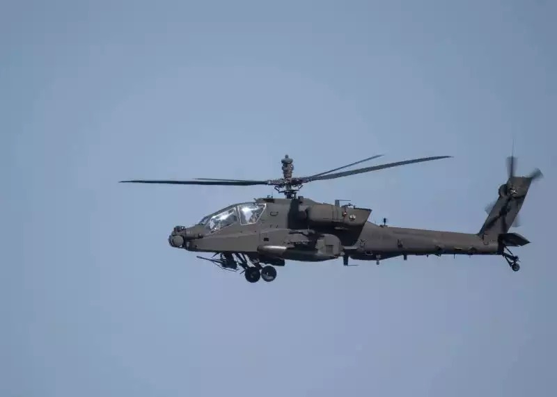 Un hélicoptère de combat AH-64Ev6 Apache de l'US Army en vol.