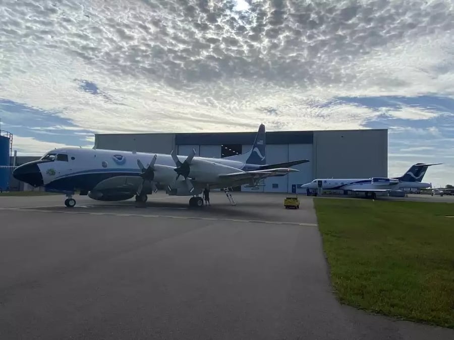 WP-3D Orion N42RF Kermit and NOAA Gulfstream IV-SP N49RF Gonzo on the ramp at WP-3D et Gulfstream IV-SP de la NOAA.