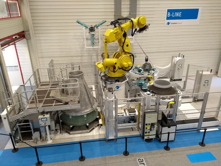Le robot du poste d'assemblage a dévoilé le panneau B-Line lors de la cérémonie d'inauguration