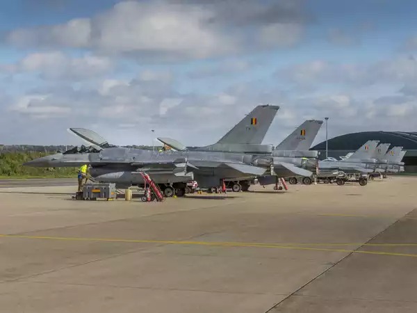 Préparation de 3 F-16 belges avant leur décollage pour l'Estonie octobre 2022.