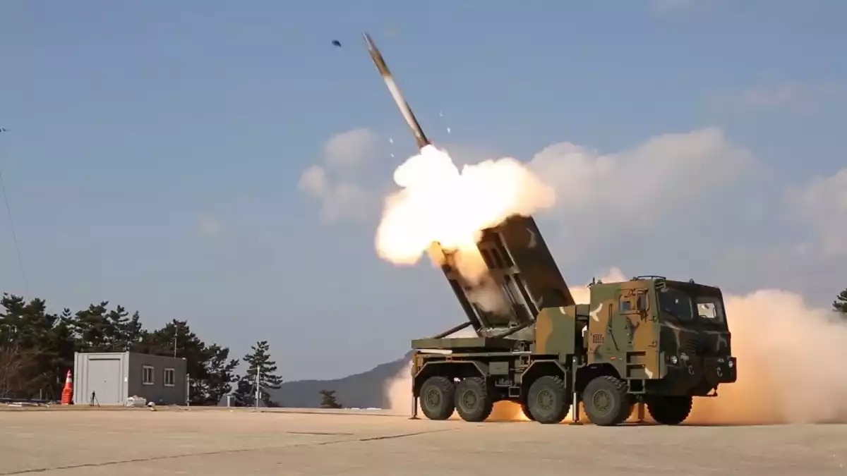 Tir d'une roquette depuis un lance-roquettes multiple K239 Chunmoo.