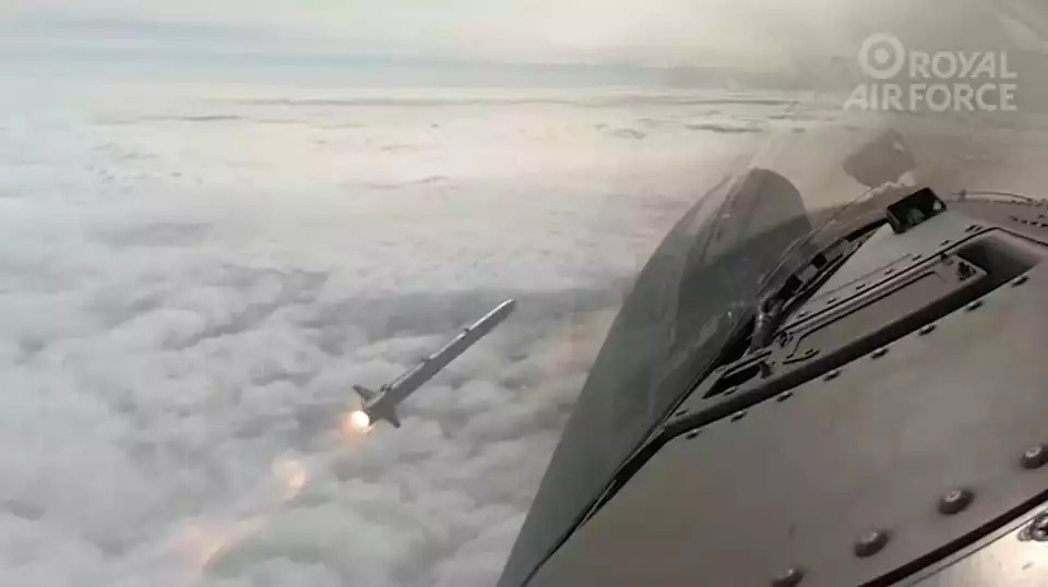 Tir de missile ASRAAM depuis un Eurofighter Typhoon anglais.
