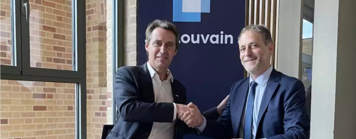 Signature de l'accord entre le recteur de l'UCLouvain et le CEO de la Sabca.