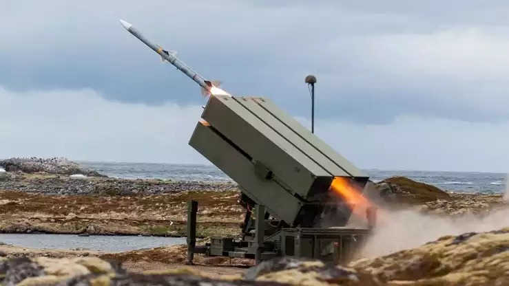 Tir d'un missile AIM-120 AMRAAM depuis un système antiaérien NASAMS.