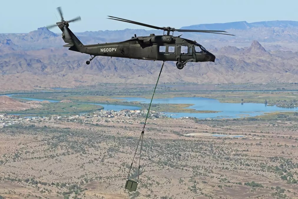 Première mission d'essai pour un UH-60A autonome transportant une cargaison sous élingue.