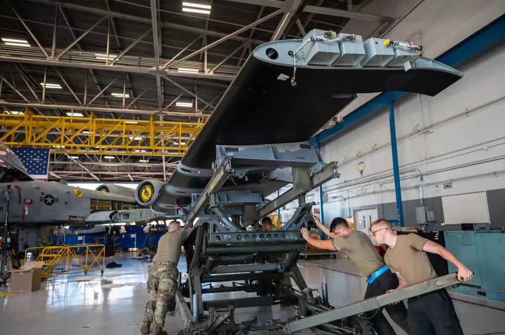 Nouvelle aile pour un A-10 au sein d'un des hangars de la base aérienne de Davis-Monthan 11 octobre 2022.