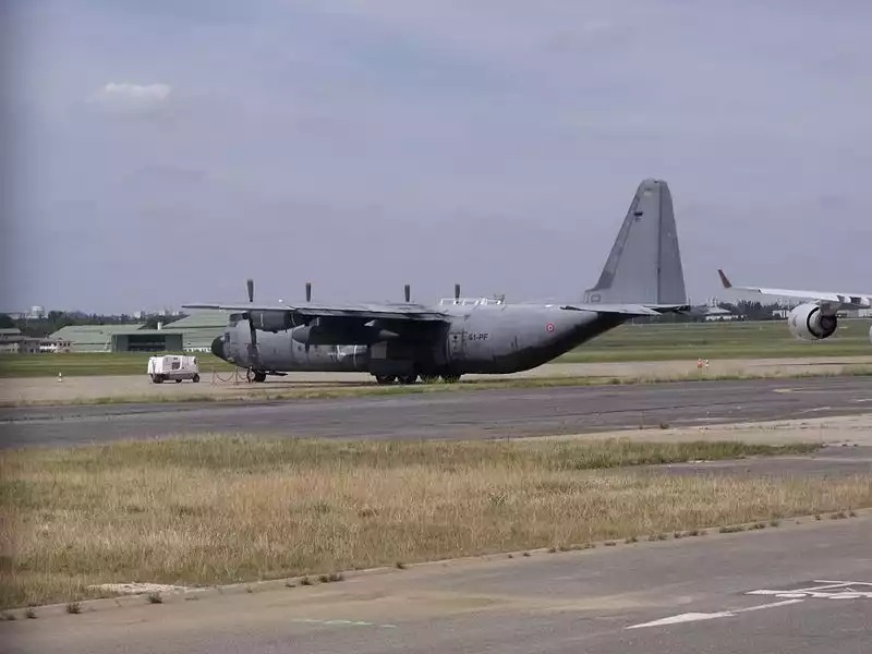 800px-Lockheed_C-130H_Armée_de_l'Air_Le_Bourget