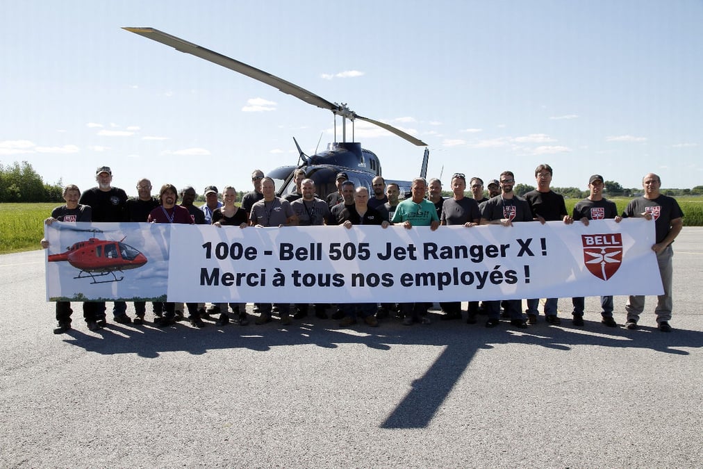 Le centième Bell 505, ici fêté lors de sa sortie de chaîne d'assemblage, a été livré la société Hunt.
