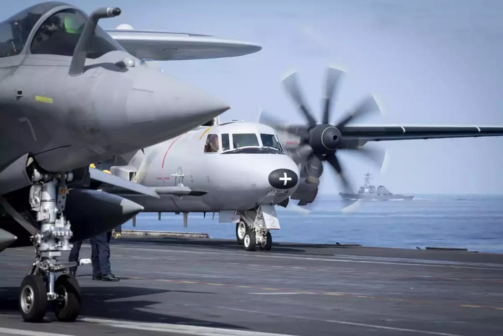 Rafale M et E-2C Hawkeye sur le porte-avions Charles de Gaulle mission Antares