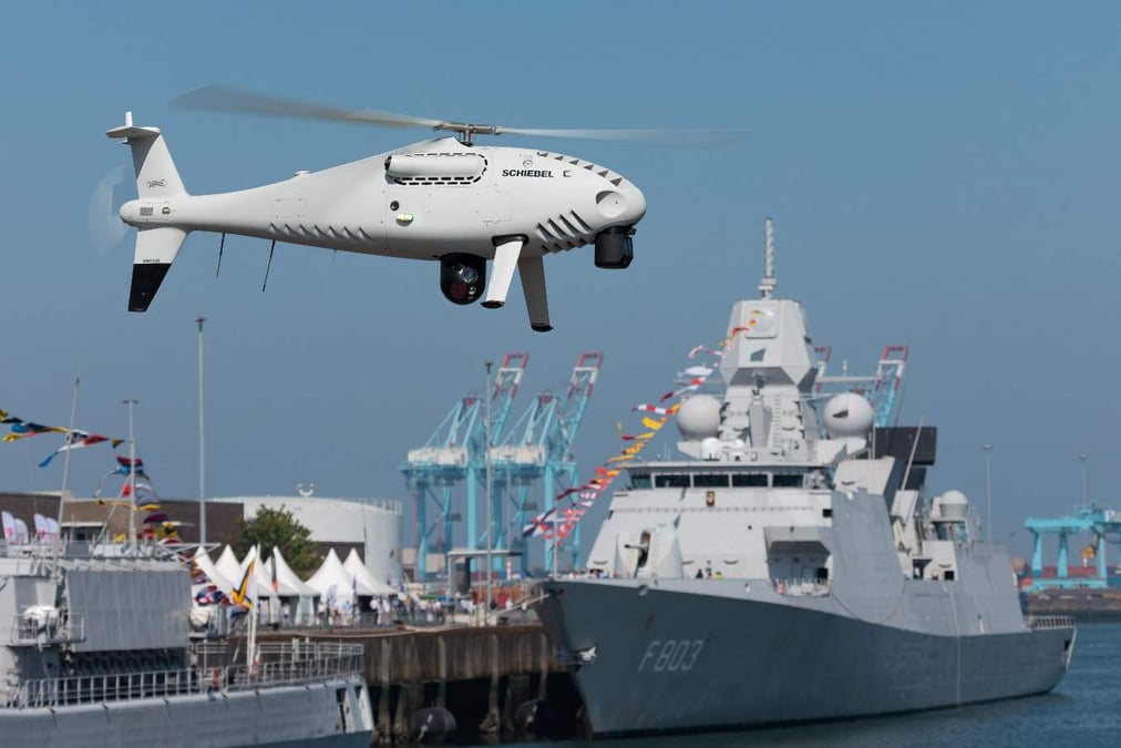 Le Camcopter S-100 a conduit des vols dans un environnement terrestre et maritime.