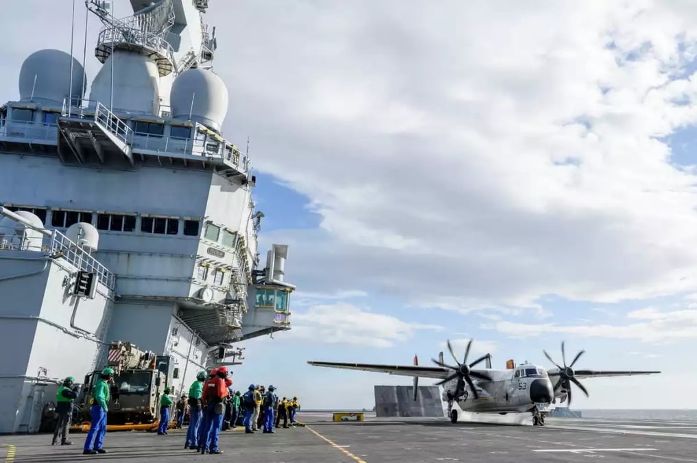 Catapultage d'un C-2 Greyhound depuis le porte-avions Charles de Gaulle durant la mission Antares.