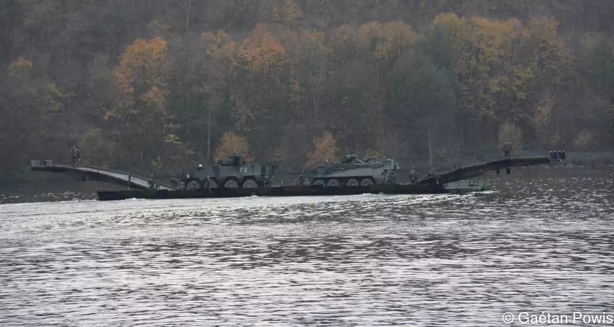Traversée de blindés belge et français sur un PFM sur le lac de Falemprise.