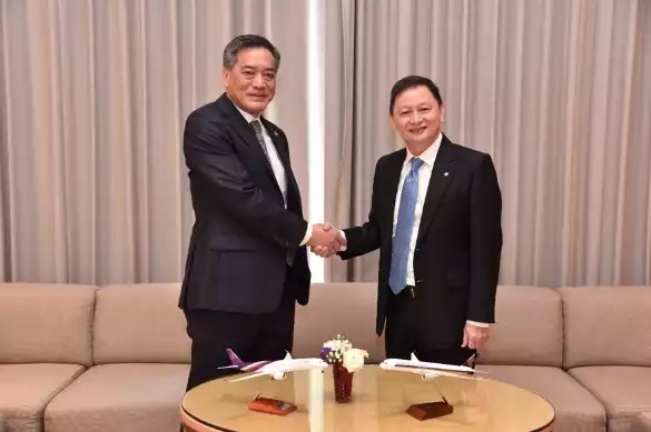 Suvadhana Sibunruang, PDG par intérim de Thai Airways (à gauche) et Goh Choo Phong, PDG de SIA (à droite).