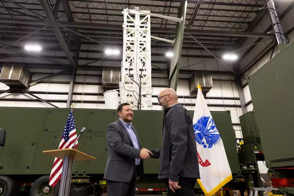 Remise du système lance-missiles Typhon ou MRC/Mid-Range Capability de Lockheed Martin à l'US Army.
