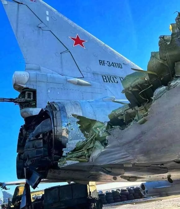 Bombardier Tu-22M3 endommagé par le drone ukrainien (probablement un Tu-141).