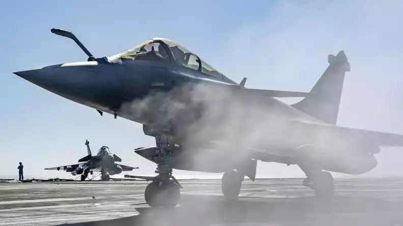Rafale M sur le porte-avions Charles de Gaulle.