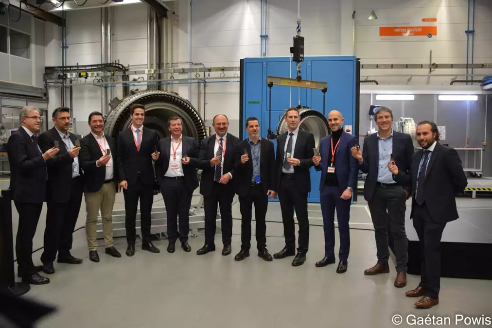 Les équipes de Safran Aero Boosters, leur CEO, Willy Borsus et Thomas Dermine.