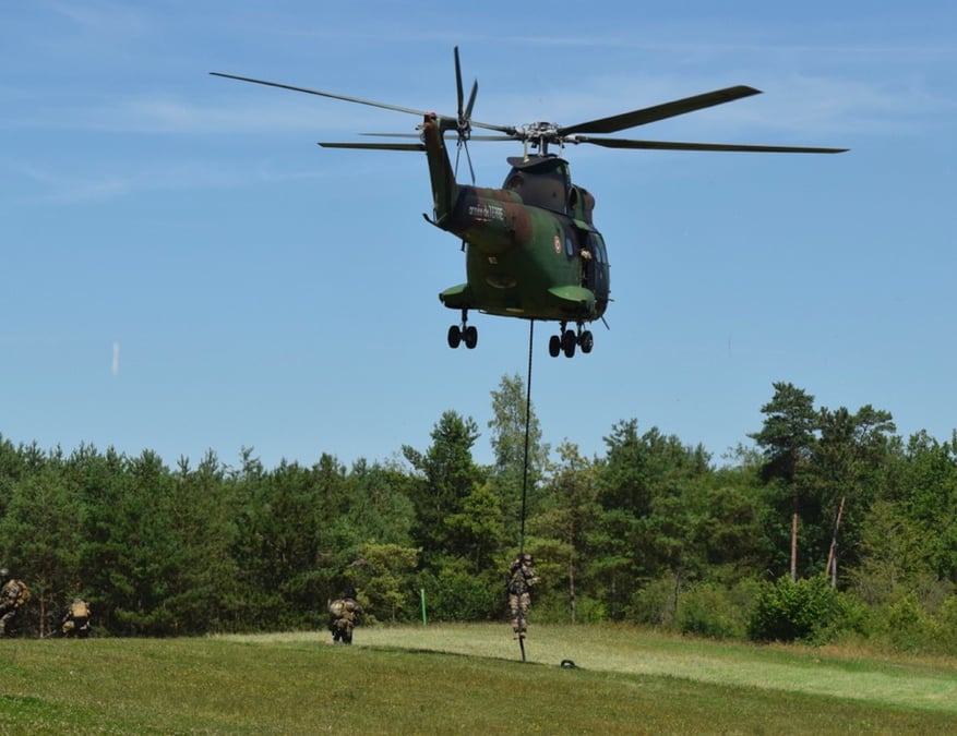 Un Puma de l'armée de Terre dépose des hommes du CPA 30 de l'armée de l'Air.
