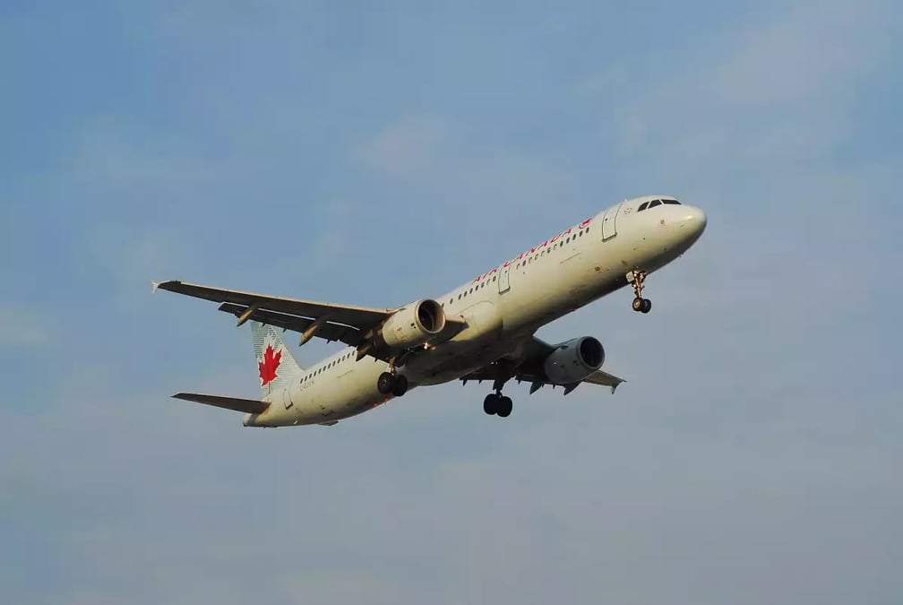 Air_Canada_Airbus_A321-211_C-GJVX_456_Flight_AC180_from_YVR_to_YYZ_(14667903286)