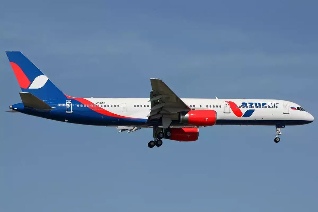 Azur_Air_Boeing_757-200_on_finals_into_Antalya