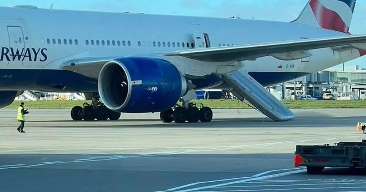 0_Emergency-slide-of-a-British-Airways-Boeing-777-accidentally-deployed-at-London-Heathrow