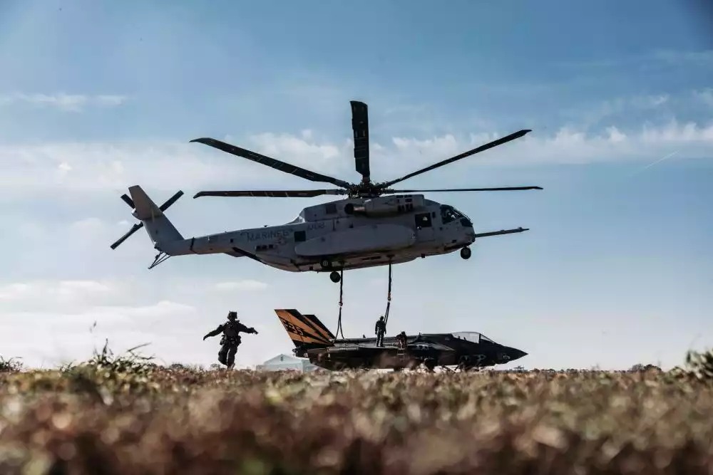 Opérations de mise sous élingue du prototype CF-01 F-35C par un CH-53K.