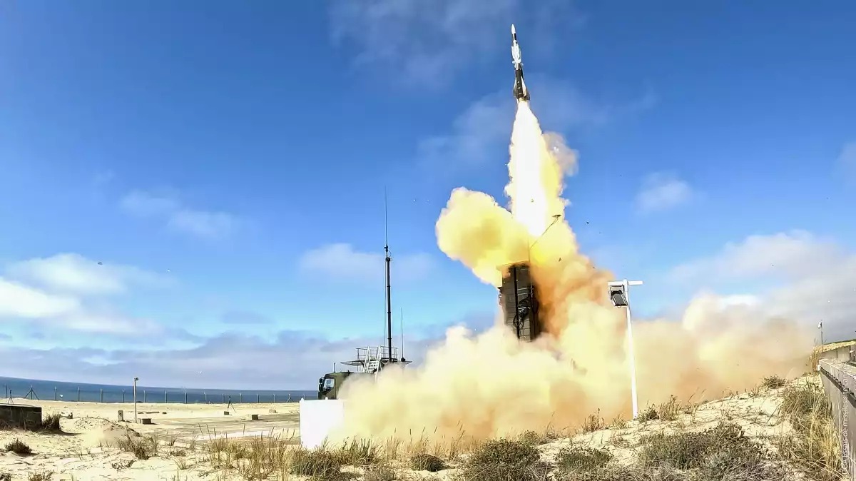 Tir d'un missile antiaérien Aster depuis un système sol-air SAMP/T Mamba.