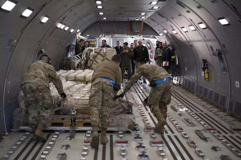 Chargement de fret dans un ravitailleur KC-46A Pegasus américain.