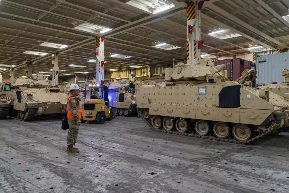 Chargement à bord d'un navire RoRo du premier lot de 60 M2 ODS SA Bradley pour l'Ukraine.