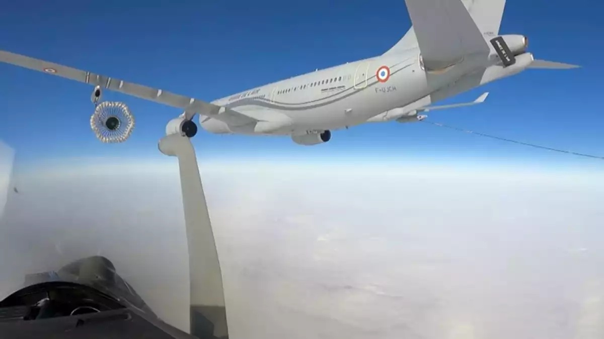 Ravitaillement en vol d'un Rafale par un A330 MRTT Phénix durant la mission Heifira-Wakea.