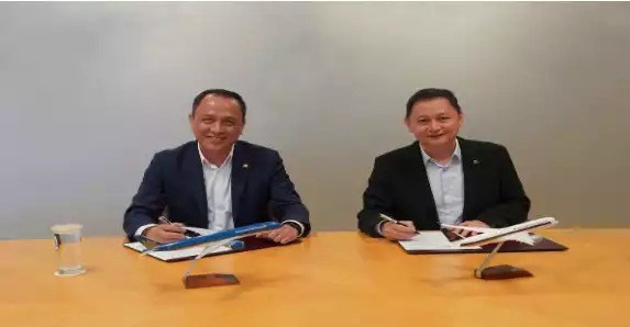 Le Long Ha, PDG de Vietnam Airlines (à gauche) et Goh Choon Phong, PDG de SIA (à droite)