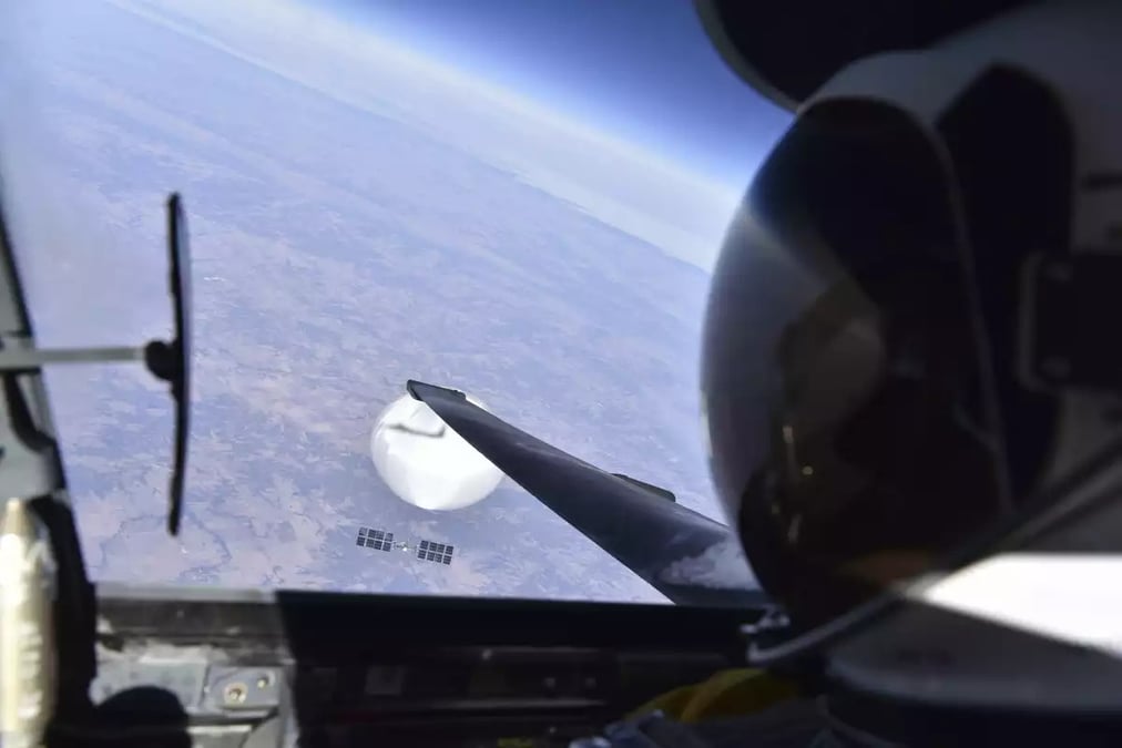 Selfie d'un pilote d'U-2 Dragon Lady avec un ballon stratosphérique chinois au-dessus des USA.