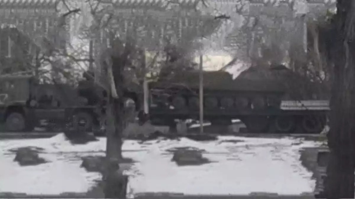 Un porte-char russe transportant un antédiluvien BTR-50 russe en Ukraine.