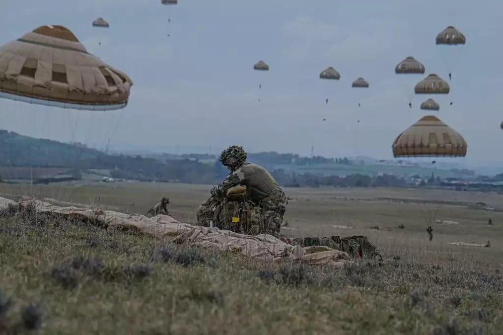 Une partie des 600 paras de la 11 brigade parachutiste sautant sur Castres.