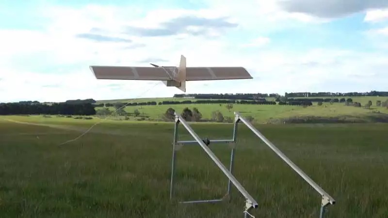 Lancement d'un drone en carton CORVO.