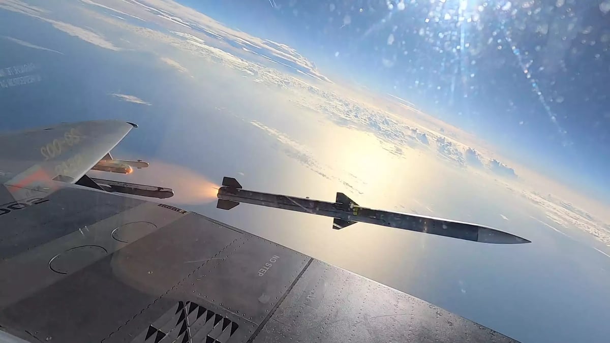 Tir d'essai d'un missile AIM-120 AMRAAM depuis un F-15EX.