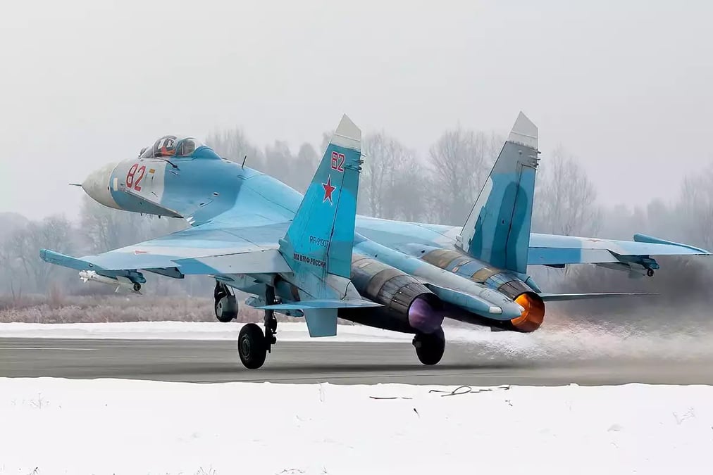 Su-27 russe (82 red) au décollage.