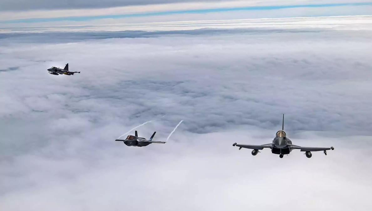 Un Eurofighter Typhoon britannique, ainsi q'un F-35 et un Gripen tchèques en mission pour l'OTAN