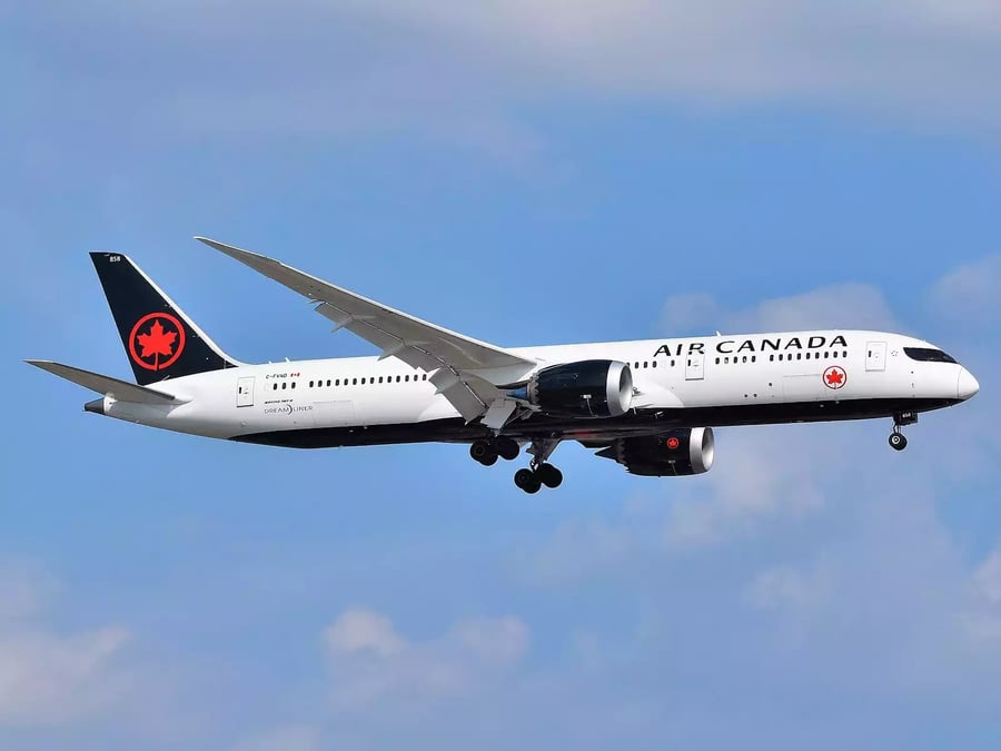 Air_Canada_Boeing_787-9_Dreamliner_C-FVND_approaching_EWR_Airport