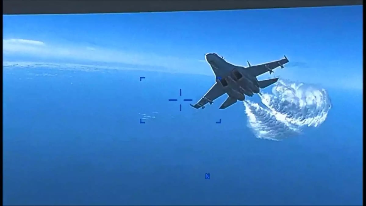 Passage d'un Su-27 russe à côté du drone MQ-9 Reaper américain.