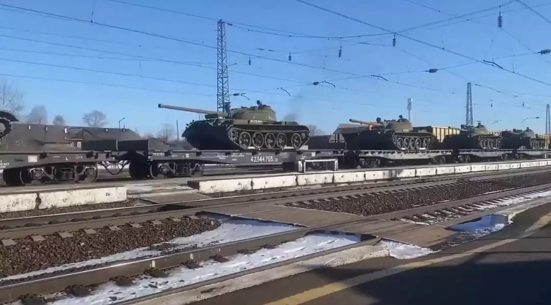 T-54 russes transportés sur train.