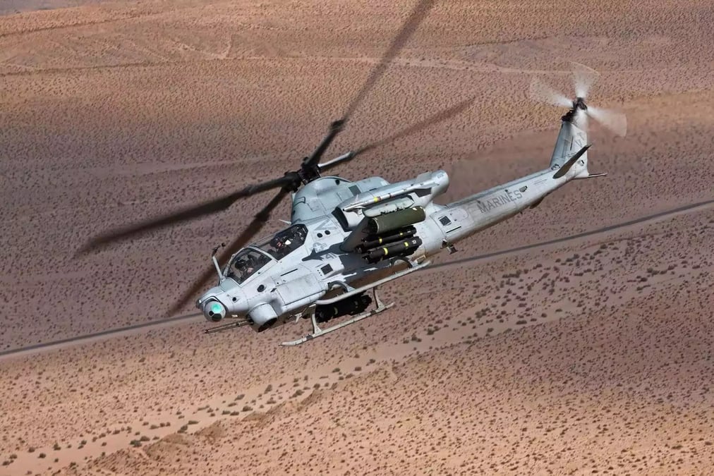 AH-1Z Viper du Corps des Marines roquettes AGM-114 Hellfire AMI-9 Sidewinder.