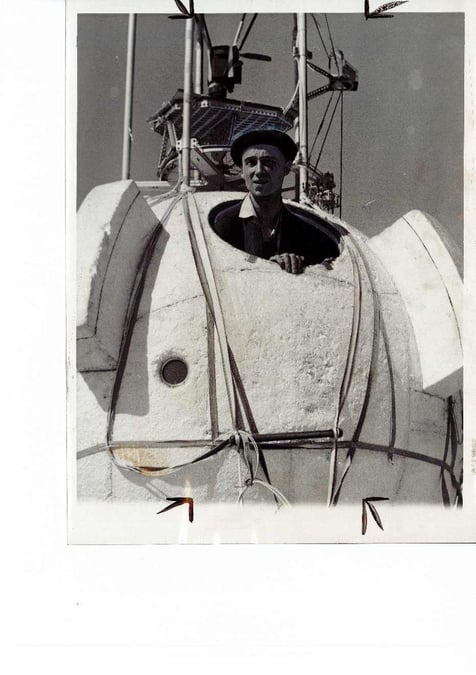 Audouin Dollfus émergeant de la cabine de son aérostat, peu après son vol réalisé à 14 000 mètres d'altitude..