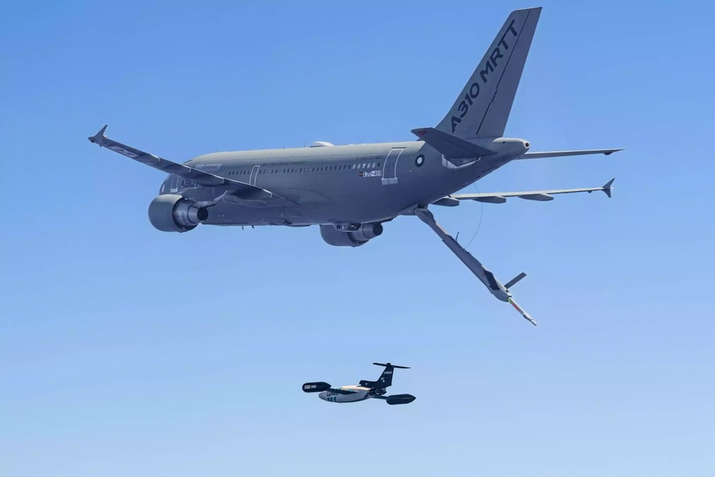 A310 MRTT d'Airbus avec un drone DT-25 arrivé de manière autonome sur la zone de ravitaillement.