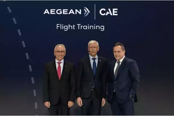 Dimitris Gerogiannis, directeur général d'AEGEAN premier en partant de la gauche et Nick Leontidis (au centre), président de Groupe Aviation Civile à CAE.
